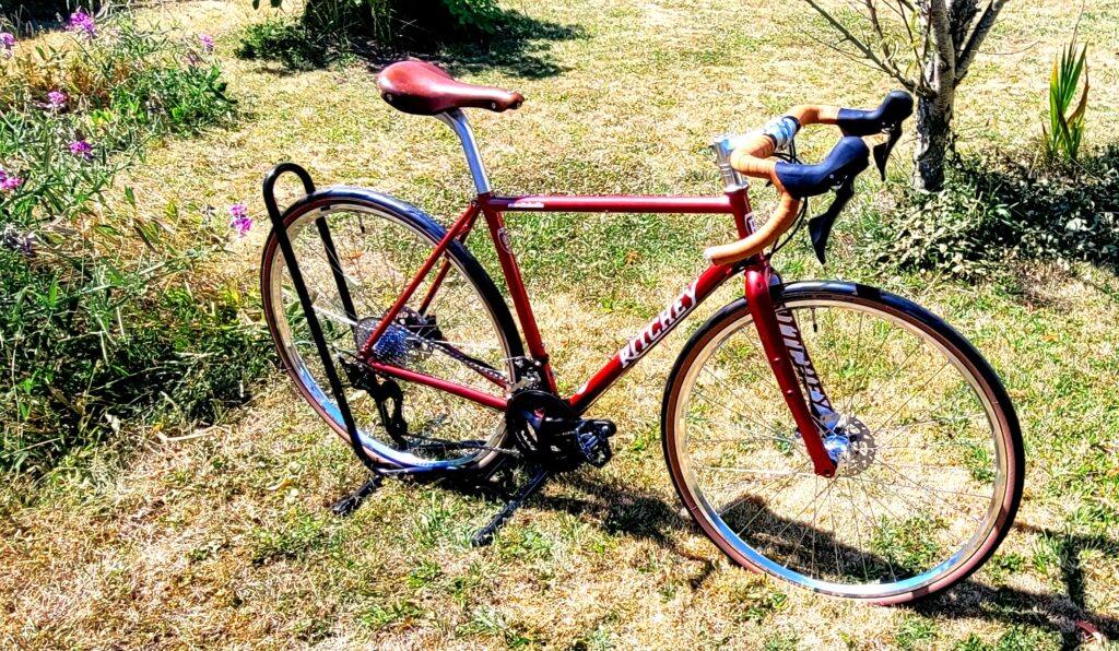 Un très beau montage que nous avons effectué juste avant l'été en vue du prochain Paris-Brest-Paris: Le cadre Ritchey Montebello est une très bonne base avec de belles qualités dynamiques, nous avons choisi les roues que vous avez déjà pu admirer sur notre fil, une transmission Shimano 105 et des périphériques "Vélo Orange" et Berthoud pour la selle, la guidoline et le rétroviseur. Une petite photo pour vous montrer notre cadre de report de cotes à viser laser qui nous permet de projeter précisément la posture souhaitée avant de couper le pivot de fourche.